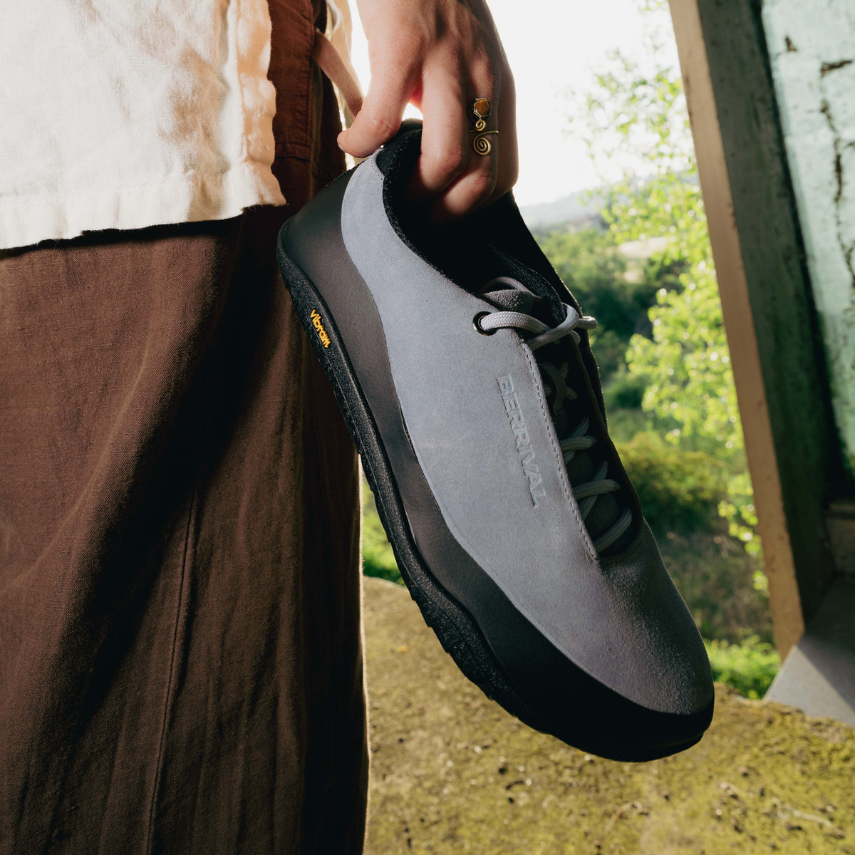 ANMA Misty Blue, dettaglio della scarpa durante lo shooting outdoor · Misty Blue