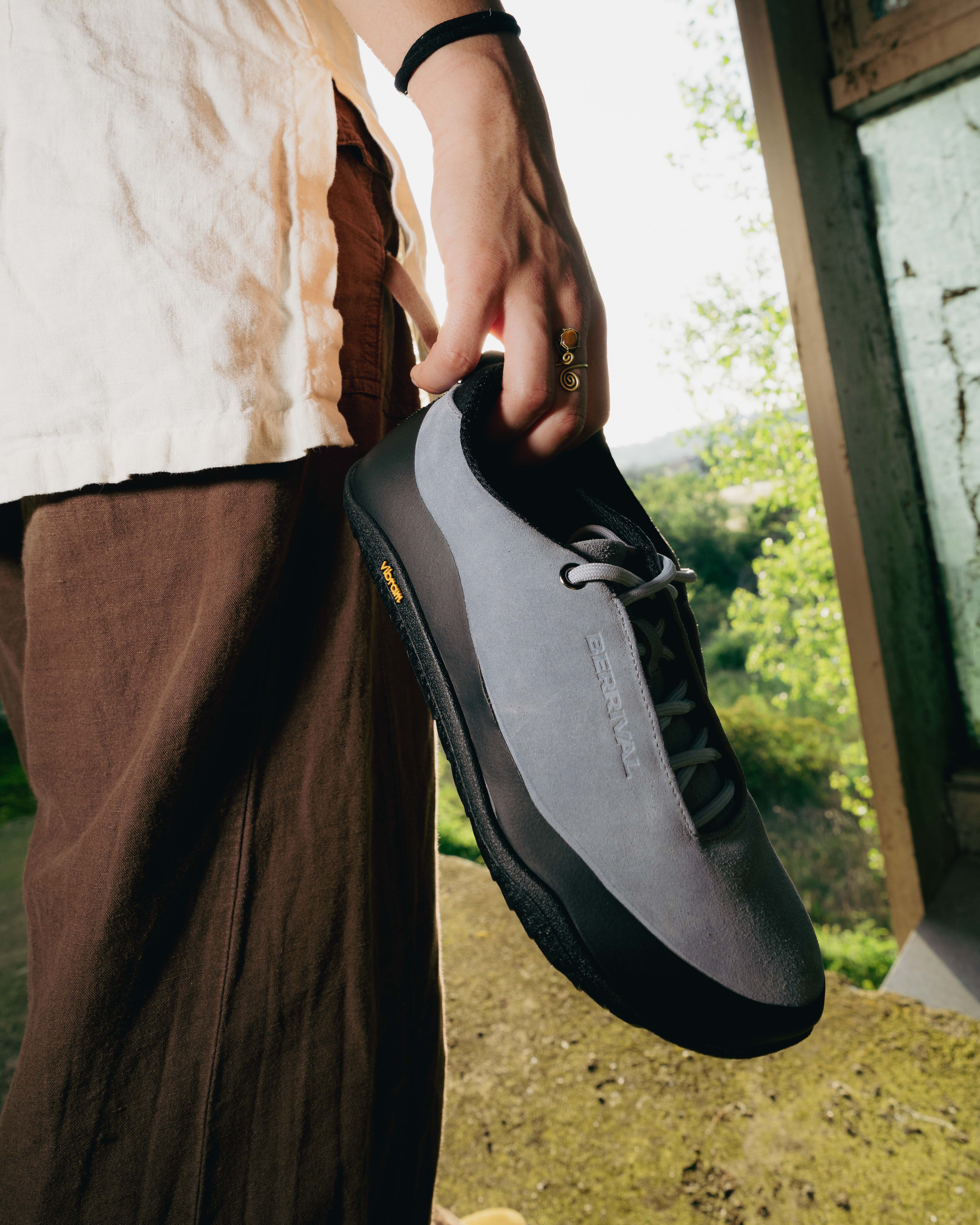 ANMA Misty Blue, dettaglio della scarpa durante lo shooting outdoor · Misty Blue