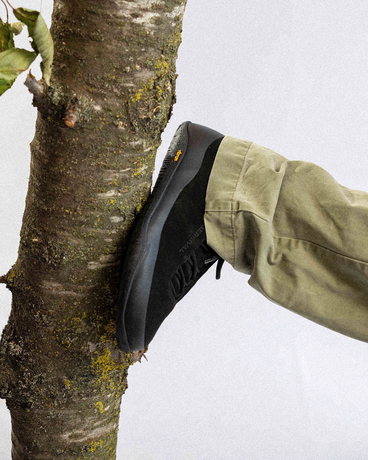 ANMA Obsidian Black indossata, dettaglio outdoor su albero · Obsidian Black