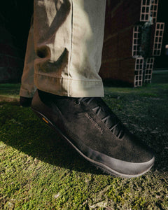 ANMA Obsidian Black indossata, dettaglio urban e muschio · Obsidian Black